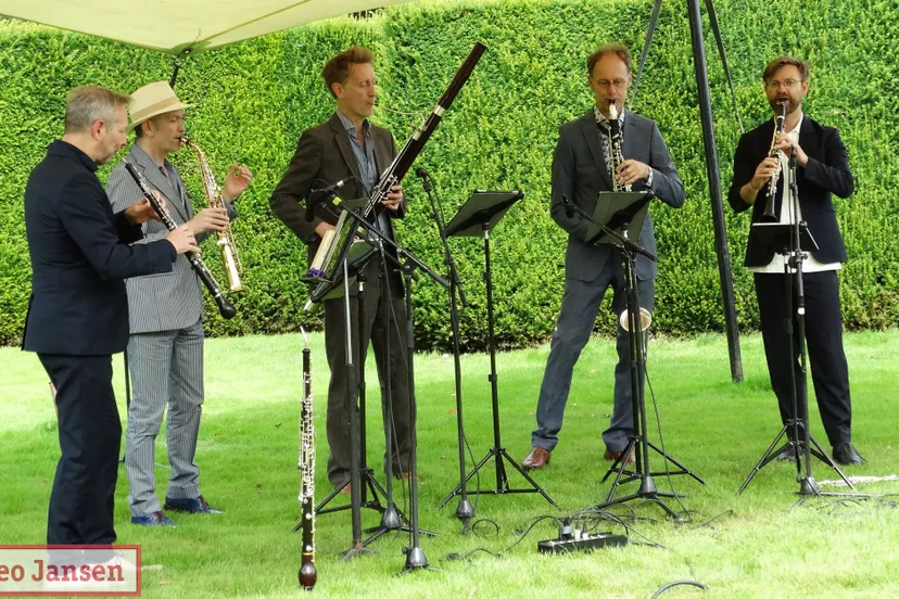 muziekliefhebbers genieten van het calefax rietkwintet 16 07 2023 1