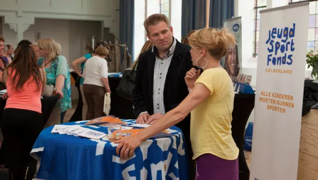 nh52j5ju0tkbvrfv8dxpc32cr wethouder vughts in gesprek tijdens de informatiemarkt