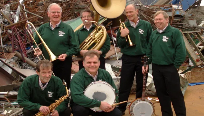 old iezer jazzband bij de schroothoop