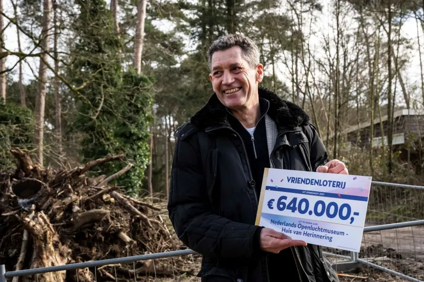 olmteus eenkhoorn van nederlands openluchtmuseum met cheque vriendenloterij