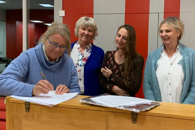 ondertekenen contract christel liefleed