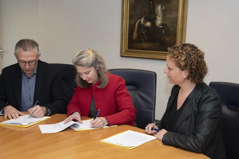 ondertekening convenant wethouder gea hofstede gemeente rheden