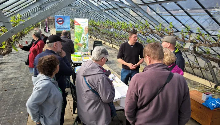onno van daalen geeft informatie over druiventeelt bij mea vota