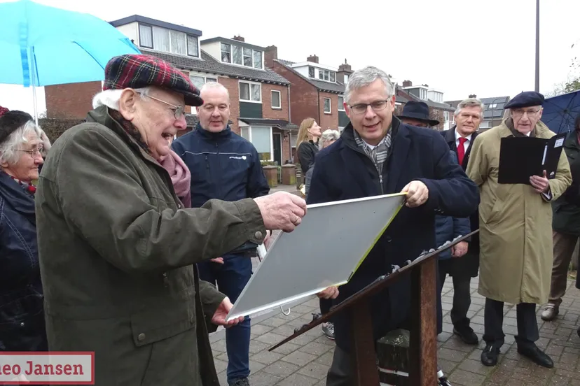 onthulling informatiebord steenbakkersverleden rheden 13 12 2019 00