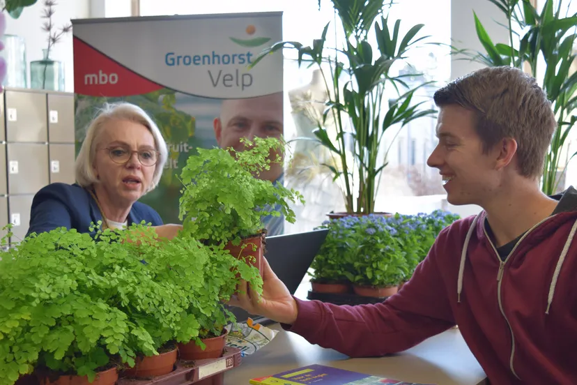 open dag docent geeft informatie over teelt
