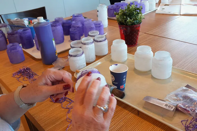 ouderen aan het knutselen foto rhederhof