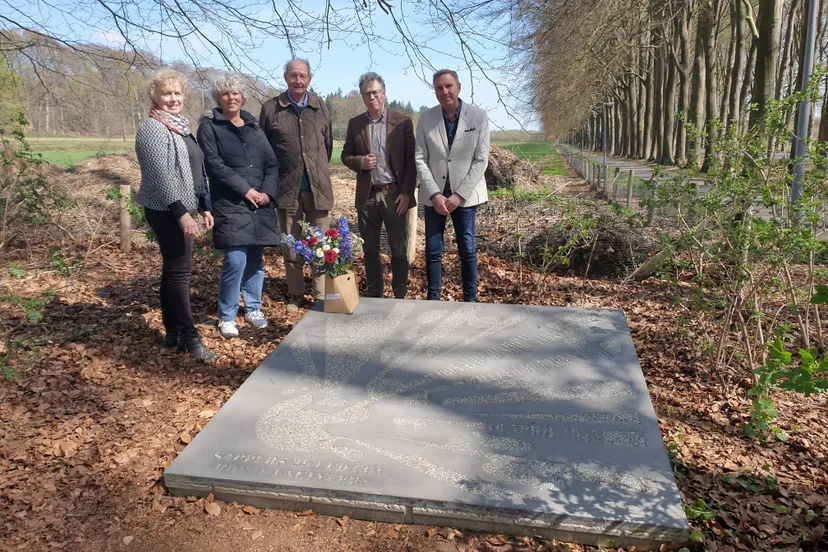 plaatsing gedenkplaat 16 april 2022