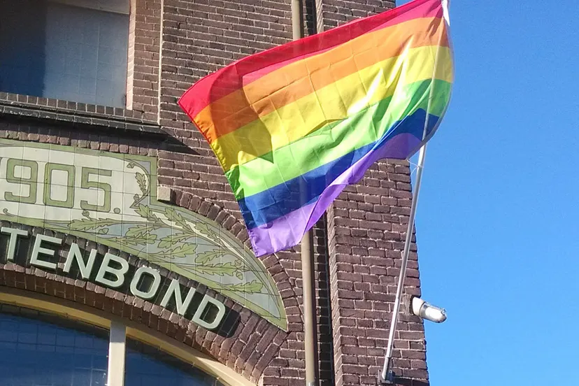 regenboogvlag vrijzinnigen kerk1