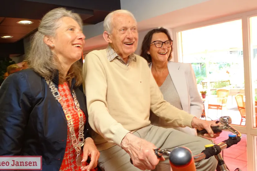 rheden schenkt beleeffiets met fietsroutes aan ouderen in haar gemeente 06 06 2023 7