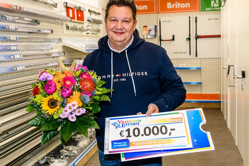 ron uit rheden wint 10000 euro bij de vriendenloterij 1