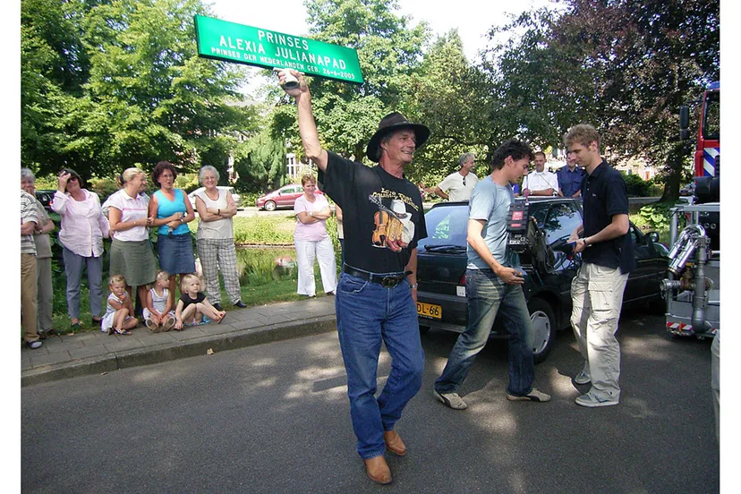 ruud geluk met straatnaambordje in 2005