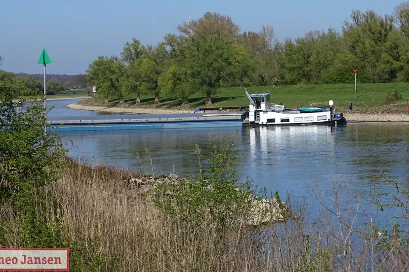 schip vast in ijssel vaarverkeer gestremd 15 04 2020 1