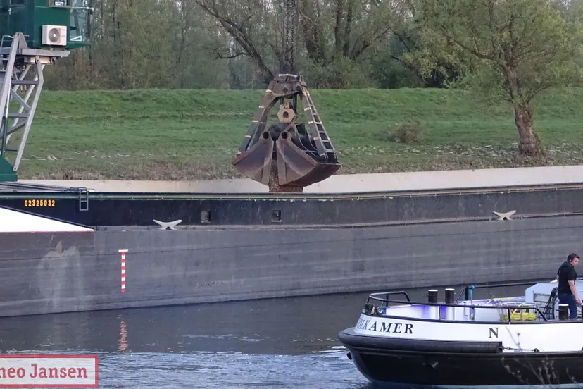schip vast in ijssel vaarverkeer gestremd 15 04 2020 2 11