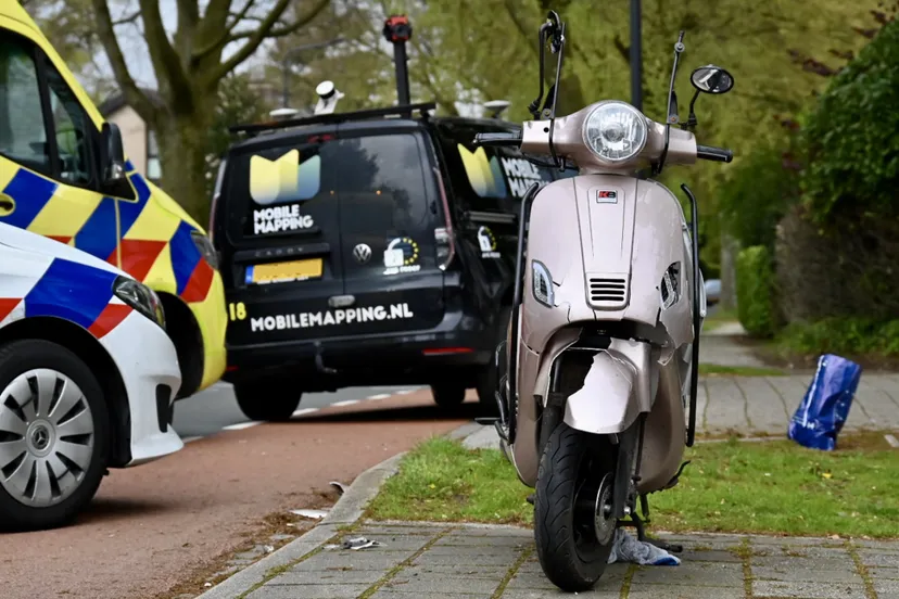 scooter botst aan achterop camerawagen persbureau heitink