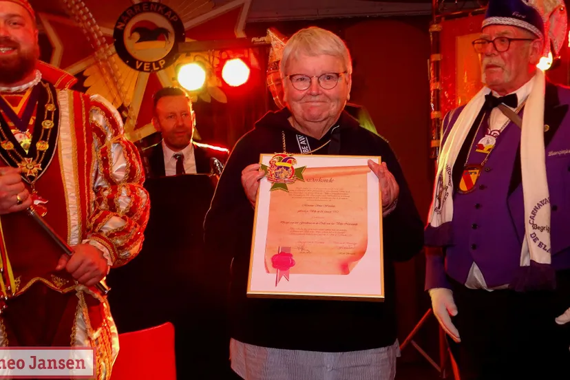 stini westdorp kreeg een oorkonde en werd benoemd tot drager van het grootkruis in de orde van het velpse narrenrijk 19 02 2023 1