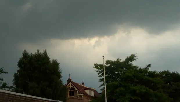 sv5l2043wm67noaoxa2kxcwja donkere wolken velp 23juli2013 1