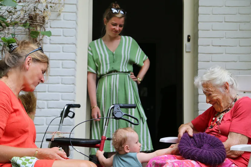 terug naar huis van oude dingen en mensen die voorbij gaan jikke gbel