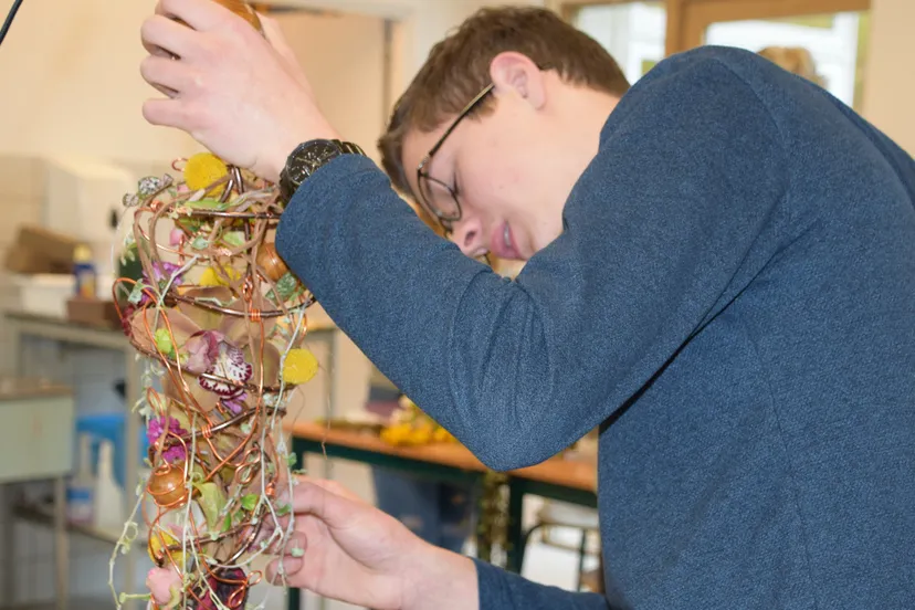 thijs aan het werk voor een voorronde van de aeres skills wedstrijd bloembinden marjanne eikelboom