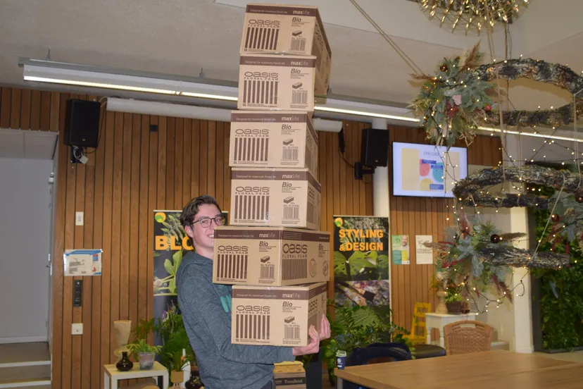 thijs van voorst met zijn prijs een flinke stapel oasis waar je niet omheen kan kijken marjanne eikelboom