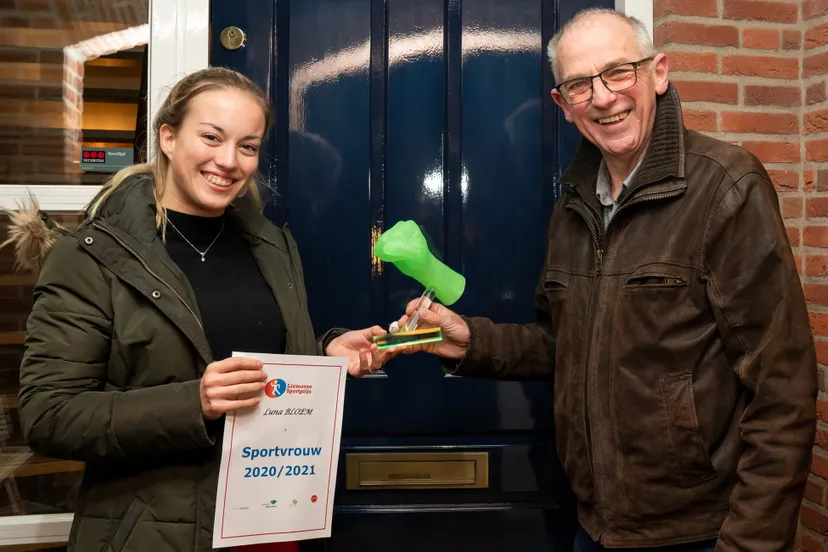 trots sportvrouw 2020 2021 luna bloem en voorzitter van de liemerse sportprijs peter karreman rene nijhuis