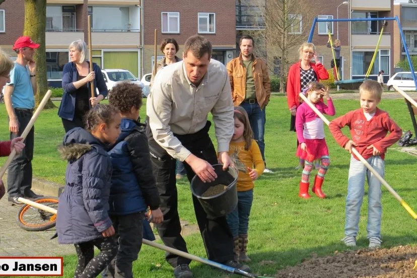 tuuqp80su19dhlm8mcfwfxll0 2014 03 28 kemphaanplein bloemstroken inzaaien007