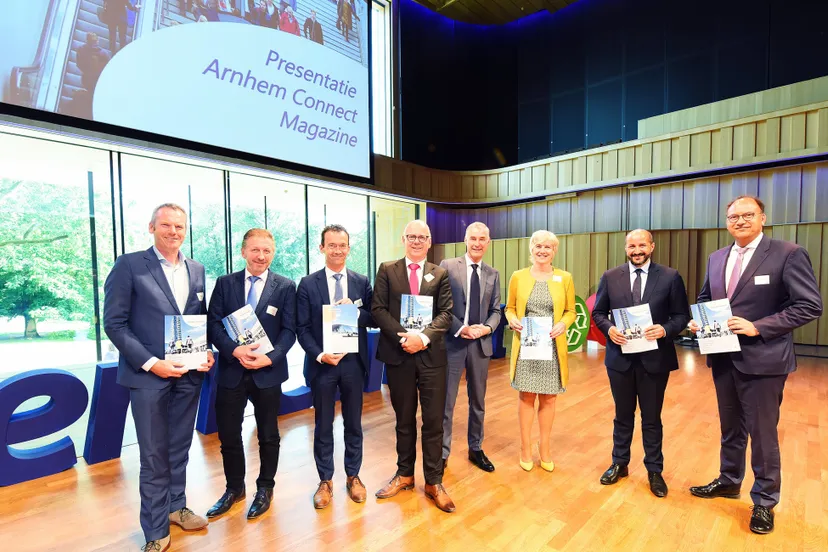 uitreiking arnhem connect magazine aan burgemeesters bas van spankeren