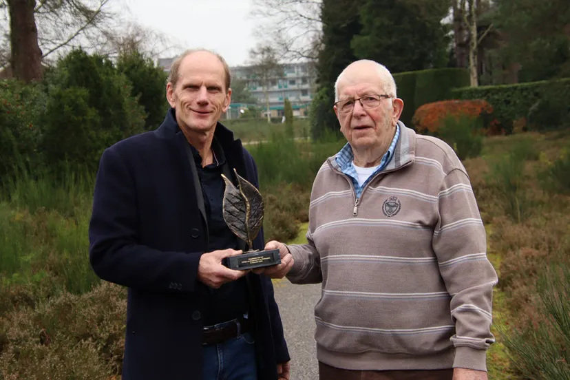 uitreiking rhedenaar aan dhr sevenster door wethouder klomberg klein