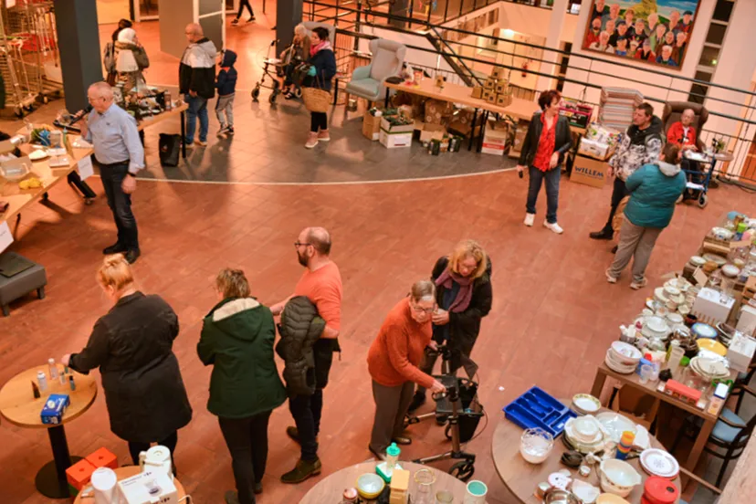 veel blije gezichten op weggeefmarkt rhederhof rheden roxanna van tent 1