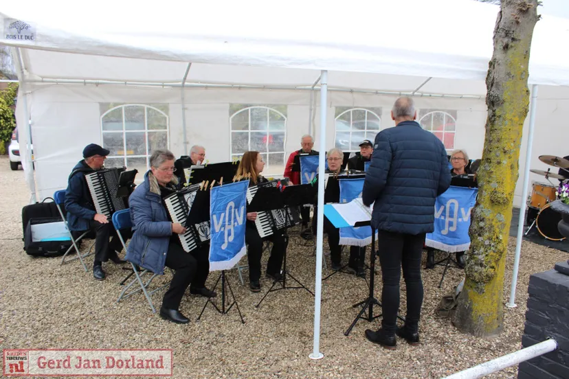 velpse accordeon vereniging speelt voor aanwezigen openingsoptocht voor rheden 450 jaar 1