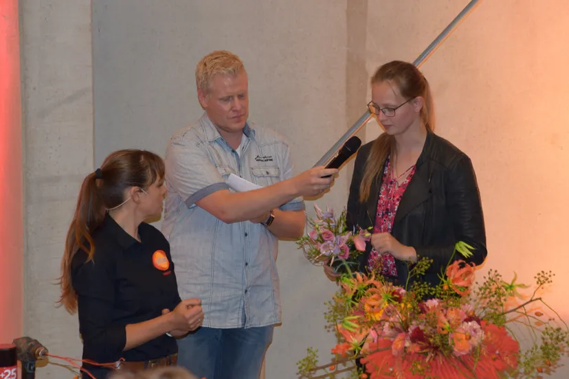 vera student aeres mbo velp legt uit wat haar bloemwerk voor het welzijn doet zij assisteerde dini holtrop links marjanne eikelboom