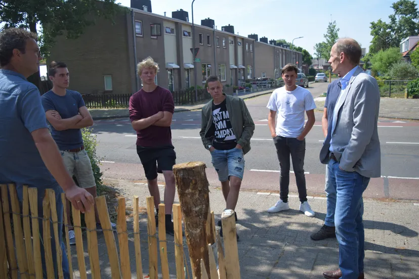 vier studenten met links projectleider dirk van rooijen studenten damian rens youri daan en geheel rechts wethouder dorus van klomberg marjanne eikelboom