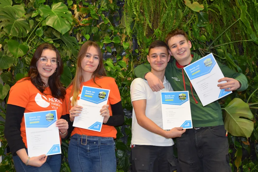 vlnr donna willemsen lisa hoedt brons bij skills talents bloemwerk en emre hanedar en matthijs verweij zilver bij skills talents tuinaanleg marjanne eikelboom