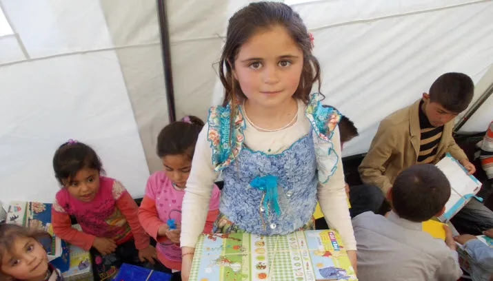 vluchteling syrisch kind met schoenendoos in tentenkamp edukans