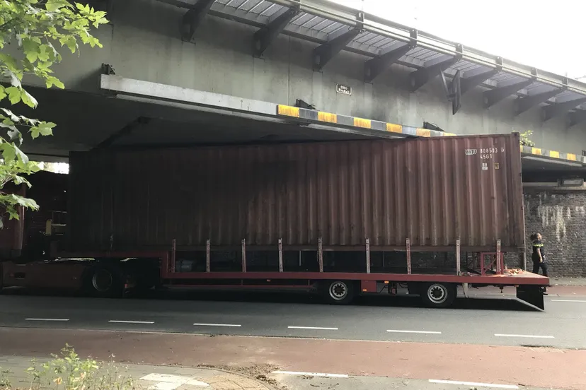 vrachtwagen vast onder treinviaduct de steeg twitter carol van eert