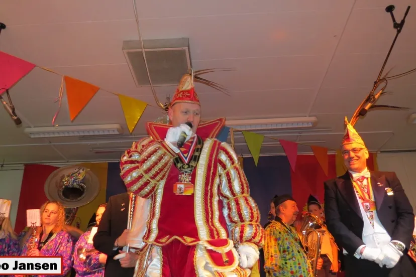 vrqijd8fvnasm06ngdit99tv4 2014 02 28 roncallischool carnaval met de narrenkap007