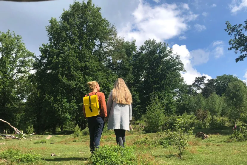 wandelcoach links aan het werk met een student