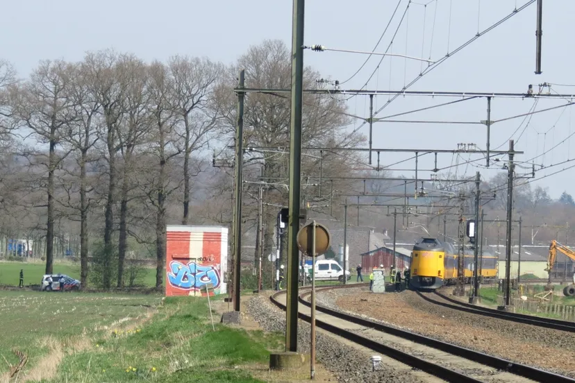 wda0kbwb8iquok44sc5p27bjm 2014 03 28 kapotte bovenleiding trein velp008