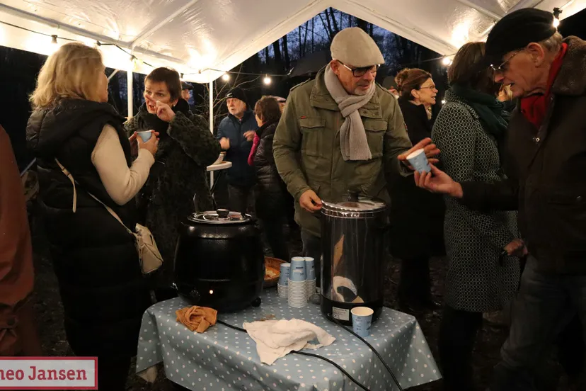 wenskaarsjes op het water in het parkje in ellecom 2023 14