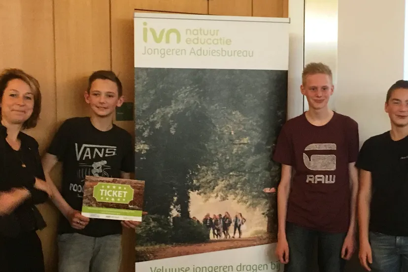 wethouder nicole olland met studenten aeres vmbo velp milan van maanen jamie treep en robin puijman vlnr marjolijn adelaar