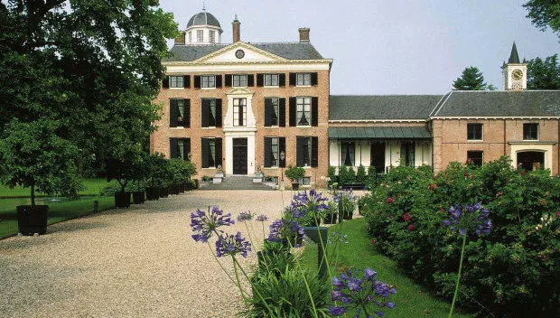 xbrvjmust5ijl27tx2wilnubn kasteel rosendael met agapanthussen pr foto