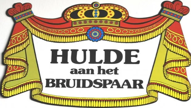 ybkoahole4i8t6tdoqm0o7ns3 hulde aan het bruidspaar