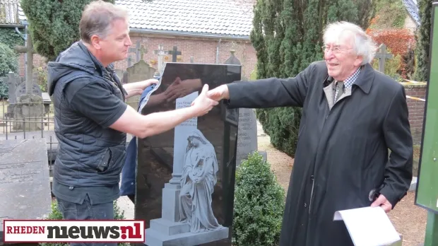 z1qn3srt2v1g9ubgjjm4yljmv 2013 12 06 onthulling monument anna collin tobisch008