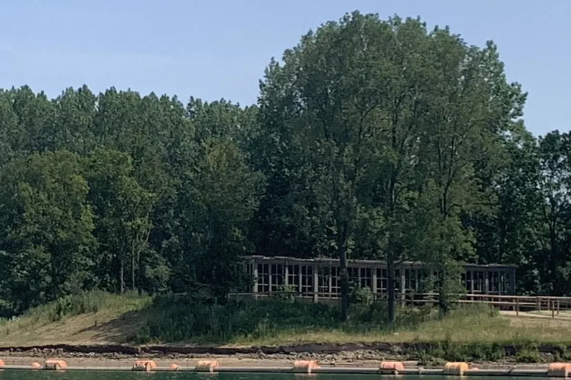 oude treinremise in de havikerwaard bij k3 afgravingswater ivn oost veluwezoom