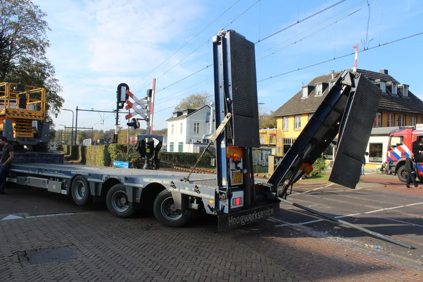 botsing tussen trein en dieplader bij spoorwegovergang ommerhofselaan in velp 25 10 2024 1