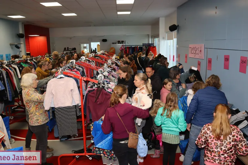 drukke tweedehands kinderkleding en speelgoedbeurs in ellecom 05 10 2024 1