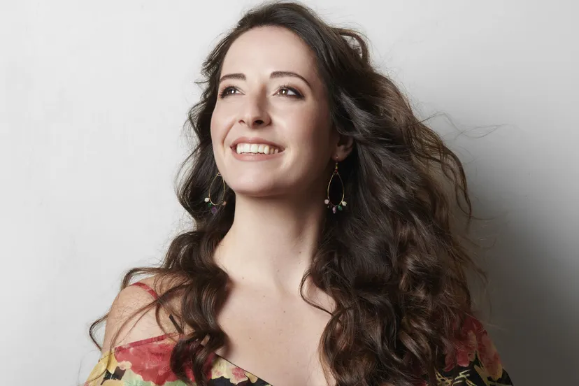 gaia zsames zangeres soliste bij concert in de oude jan