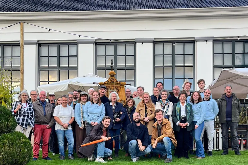 groepsfoto oranje uitje rosendael stichting velp voor oranje