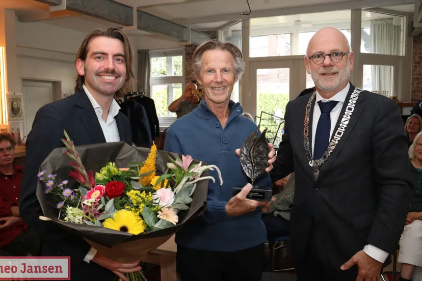 kunstenaar gerrit van middelkoop ontvangt de rhedenaar 07 10 2024 1