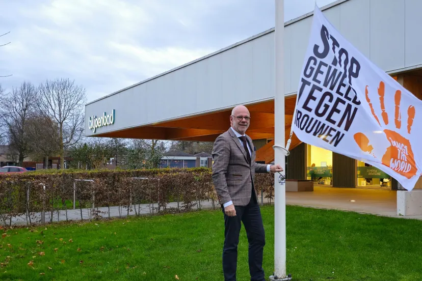 burgemeester carol van eert hijst de vlag