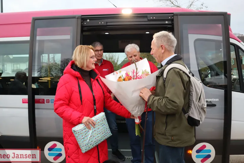 buurtbus spankeren dieren verwelkomt 100000e passagier met bloemenhulde 12 11 2024 1